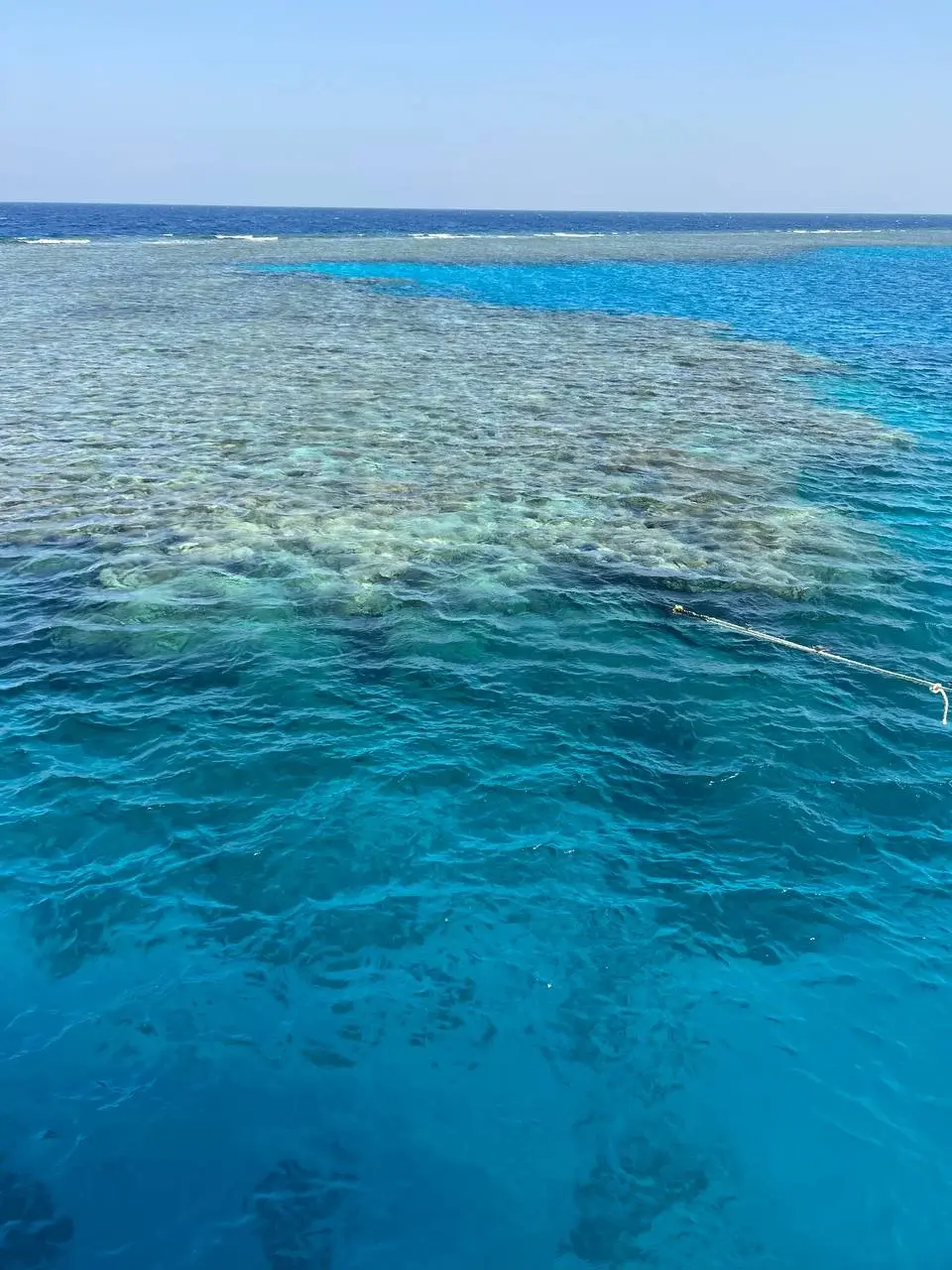 Blick von oben auf das türkisfarbene Korallenriff am Sataya Reef